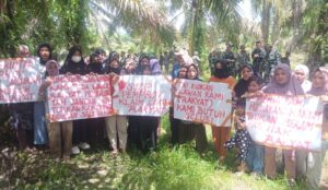 Sejumlah Warga Desa Rampoang yang mengaku pemilik lahan, saat melakukan aksi protes penggusuran tanaman kelapa sawit milik mereka yang ditanam diatas lahan yang diklaim pemprov sulsel// Foto : esposmedia.com