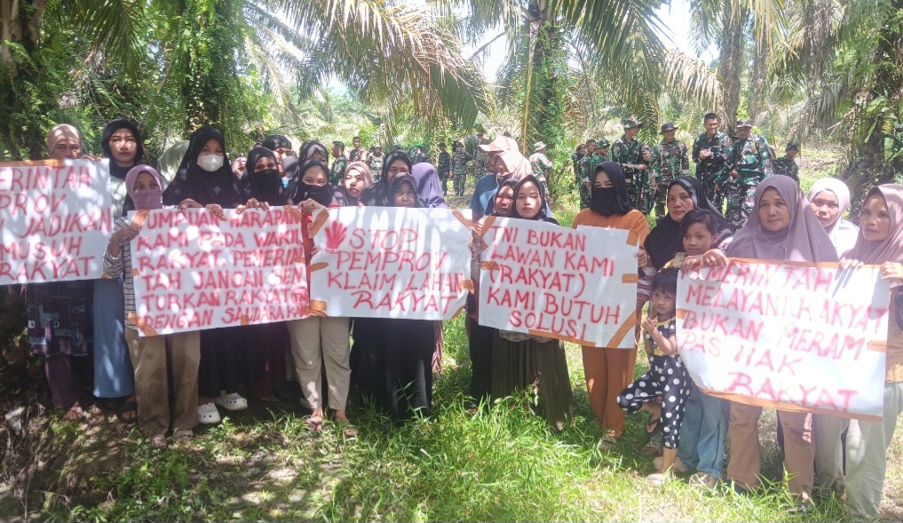 Sejumlah Warga Desa Rampoang yang mengaku pemilik lahan, saat melakukan aksi protes penggusuran tanaman kelapa sawit milik mereka yang ditanam diatas lahan yang diklaim pemprov sulsel// Foto : esposmedia.com