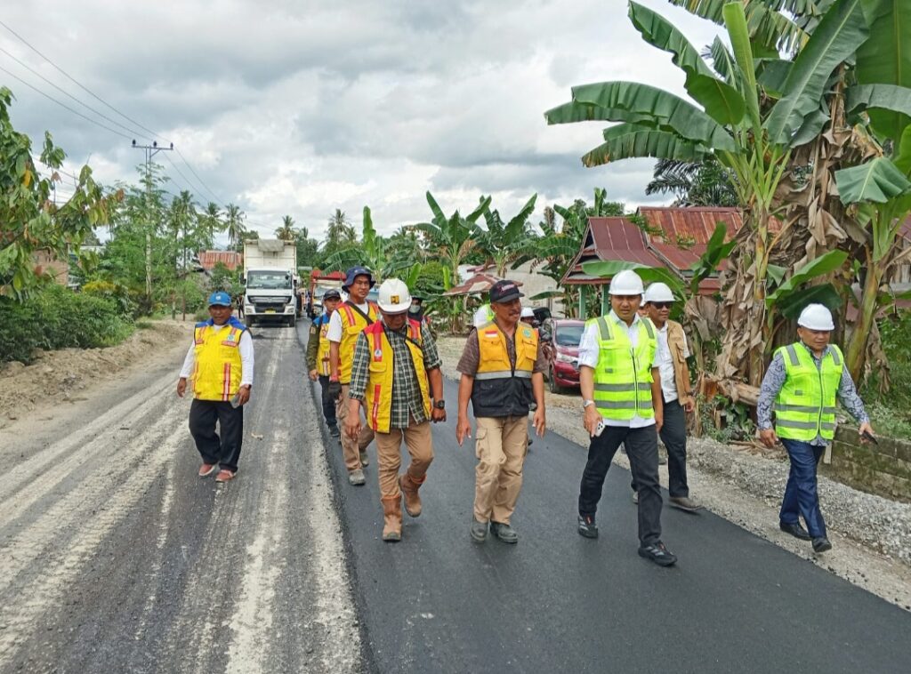 Bupati Luwu Utara Andi Abdullah Rahim, didampingi kepala dinas PUPR Muharwan, dan Anggota DPRD Luwu Utara Fraksi Nasdem, Awaluddin, serta pihak balai, meninjau langsung proyek pengaspalan ruas jalan poros Salulemo-Lara (ist)