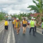 Bupati Luwu Utara Andi Abdullah Rahim, didampingi kepala dinas PUPR Muharwan, dan Anggota DPRD Luwu Utara Fraksi Nasdem, Awaluddin, serta pihak balai, meninjau langsung proyek pengaspalan ruas jalan poros Salulemo-Lara (ist)