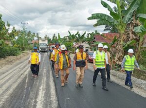 Bupati Luwu Utara Andi Abdullah Rahim, didampingi kepala dinas PUPR Muharwan, dan Anggota DPRD Luwu Utara Fraksi Nasdem, Awaluddin, serta pihak balai, meninjau langsung proyek pengaspalan ruas jalan poros Salulemo-Lara (ist)