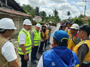 Anggota DPRD Luwu Utara Awaluddin mendampingi Bupati Luwu Utara, turut serta Balai BPJN PU Makassar, dan Dinas PU Luwu Utara, memantau proyek perbaikan ruas jalan poros Salulemo-Lara, Baebunta-Baebunta Selatan (ist)