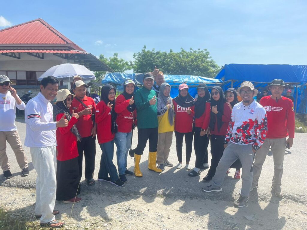 Dokumentasi foto Bupati bersama jajaran usai melakukan gotong royong.