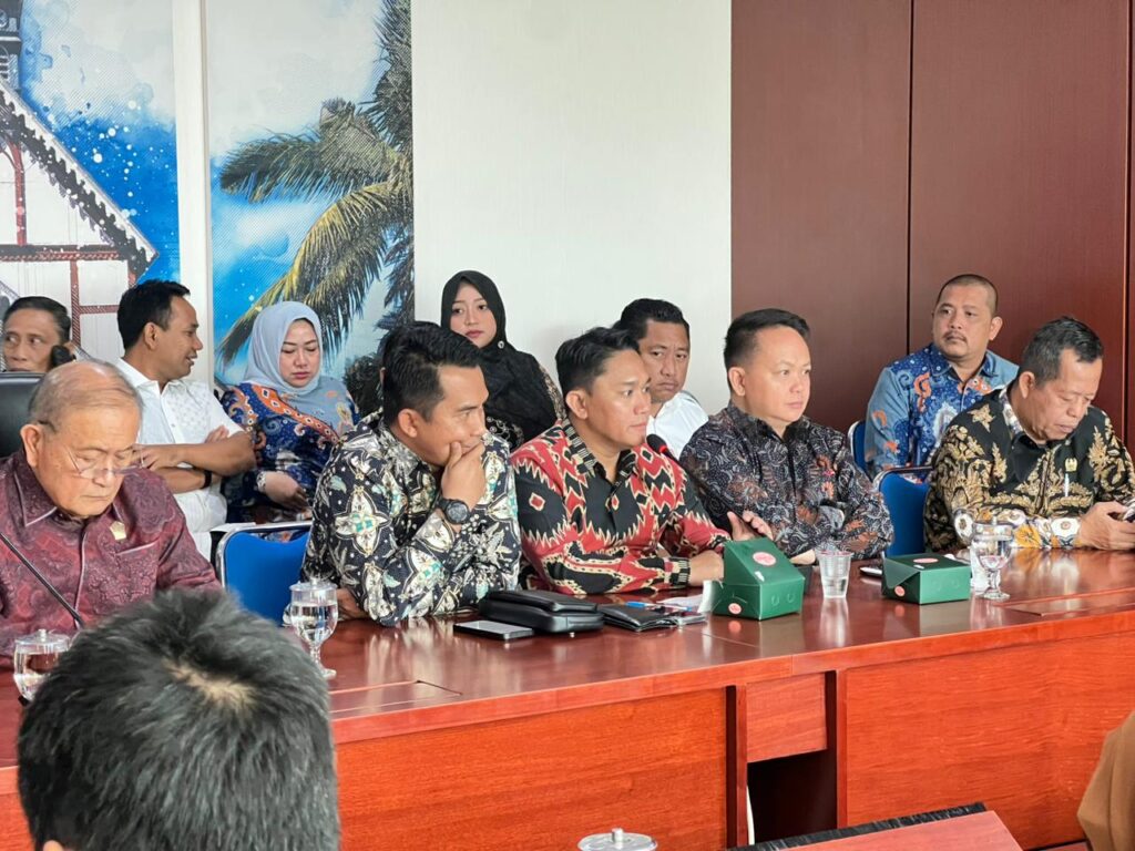 Ketua DPRD Luwu Utara, Husain, bersama Wakil Ketua DPRD Luwu Utara, Hamka Muslimn dan Wakil Ketua DPRD Luwu Zulkifli