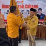 Penyerahan bendera pataka oleh Ketua DPW Hanura Sulsel, Mayjen Purn Andi Muhammad Bau Sawa Mappanyukki, secara simbolis menandai pengukuhan Sudirman Salomba sebagai ketua DPC Hanura Luwu Utara
