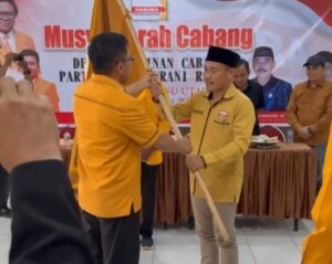Penyerahan bendera pataka oleh Ketua DPW Hanura Sulsel, Mayjen Purn Andi Muhammad Bau Sawa Mappanyukki, secara simbolis menandai pengukuhan Sudirman Salomba sebagai ketua DPC Hanura Luwu Utara