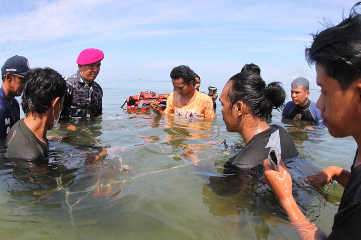 Sertu Marinir Bahri bakaruddin Pembina potensi maritim (Babinpotmar)Pos TNI AL Munte, saat melakukan kegiatan transplantasi terumbu karang