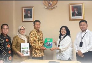 Pnyerahkan dokumen proposal usulan pengembangan kawasan perdesaan oleh Bupati Luwu Utara kepada Kementerian Desa dan Pembangunan Daerah Tertinggal (Kemendes PDT)