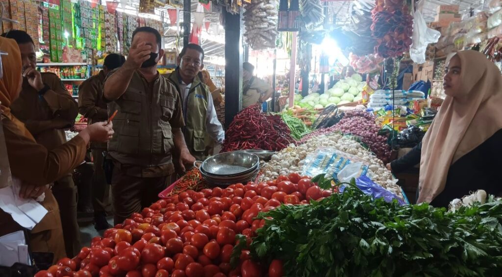 Potret ASN Daerah Kabupaten Luwu Utara saat berkunjung dipasar Masamba