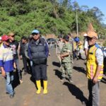 Bupati Luwu Utara Tinjau Proyek Pengaspalan Jalan Poros Seko, Pastikan Proyek Berjalan Dengan Baik