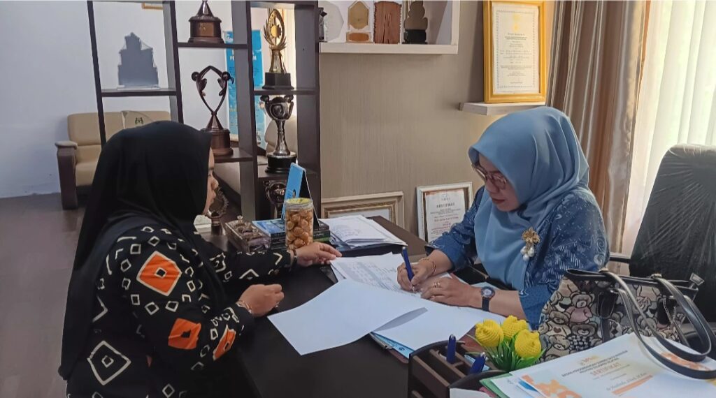 Plt. Dinas Pemberdayaan Perempuan, Perlindungan Anak, Pengendalian Penduduk dan Keluarga Berencana DP3AP2KB) Kabupaten Luwu Utara, dr. Haslinda A. Hamzah menandatangani dokumen pencairan gaji PPPK Paruh Waktu Dinas DP3AP2KB. (foto : ep)