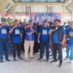 HUT ke-25 Partai Demokrat, DPC Demokrat Luwu Utara Gelar Baksos dan Salurkan Ratusan Paket Sembako Dipimpin langsung ketua DPC, Pengurus DPC Partai Demokrat Kabupaten Luwu Utara bersama masyarakat Foto bersama usai melaksanakan kegiatan Baksos serta menyalurkan paket sembako kepada warga penerima manfaat