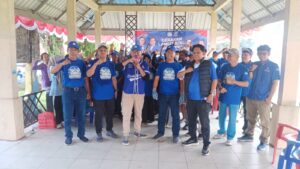 Dipimpin langsung ketua DPC, Pengurus DPC Partai Demokrat Kabupaten Luwu Utara bersama masyarakat Foto bersama usai melaksanakan kegiatan Baksos serta menyalurkan paket sembako kepada warga penerima manfaat